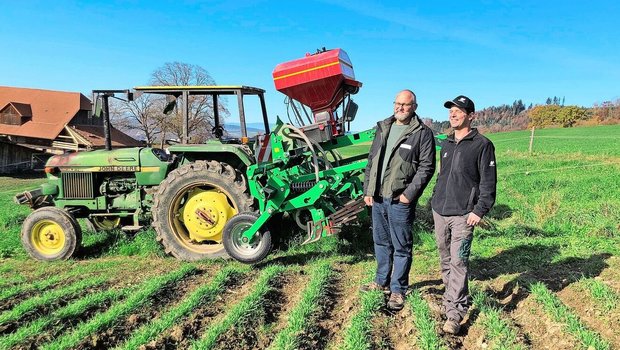 Stefan Rohrbach und Michael Kipfer vor der Damm-Maschine im Braugerste-Feld. Der Einsatz der Maschine ist auch mit leichten Traktoren und in Hanglagen möglich.