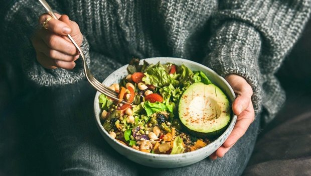 Symboldbild: Frau mit Salad-Bowl.