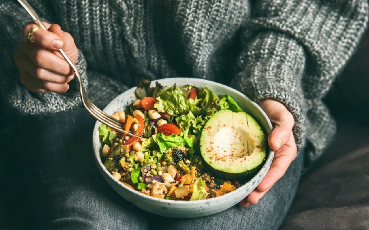 Symboldbild: Frau mit Salad-Bowl.