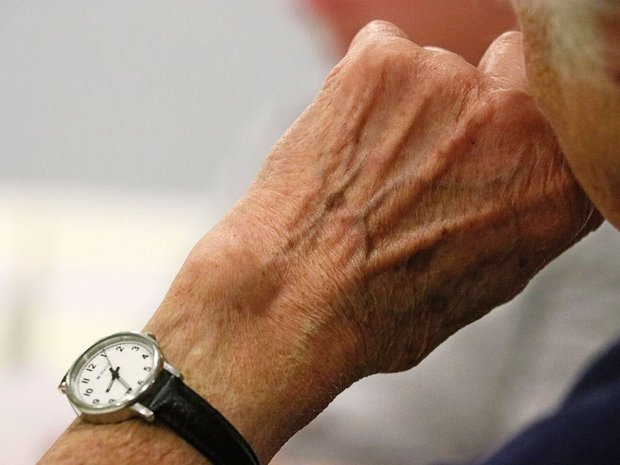 Die Zeit läuft: Wer sich jetzt schon mit der Versicherung für mitarbeitende PartnerInnen befasst, steht im Jahr 2026 deutlich weniger unter Druck.