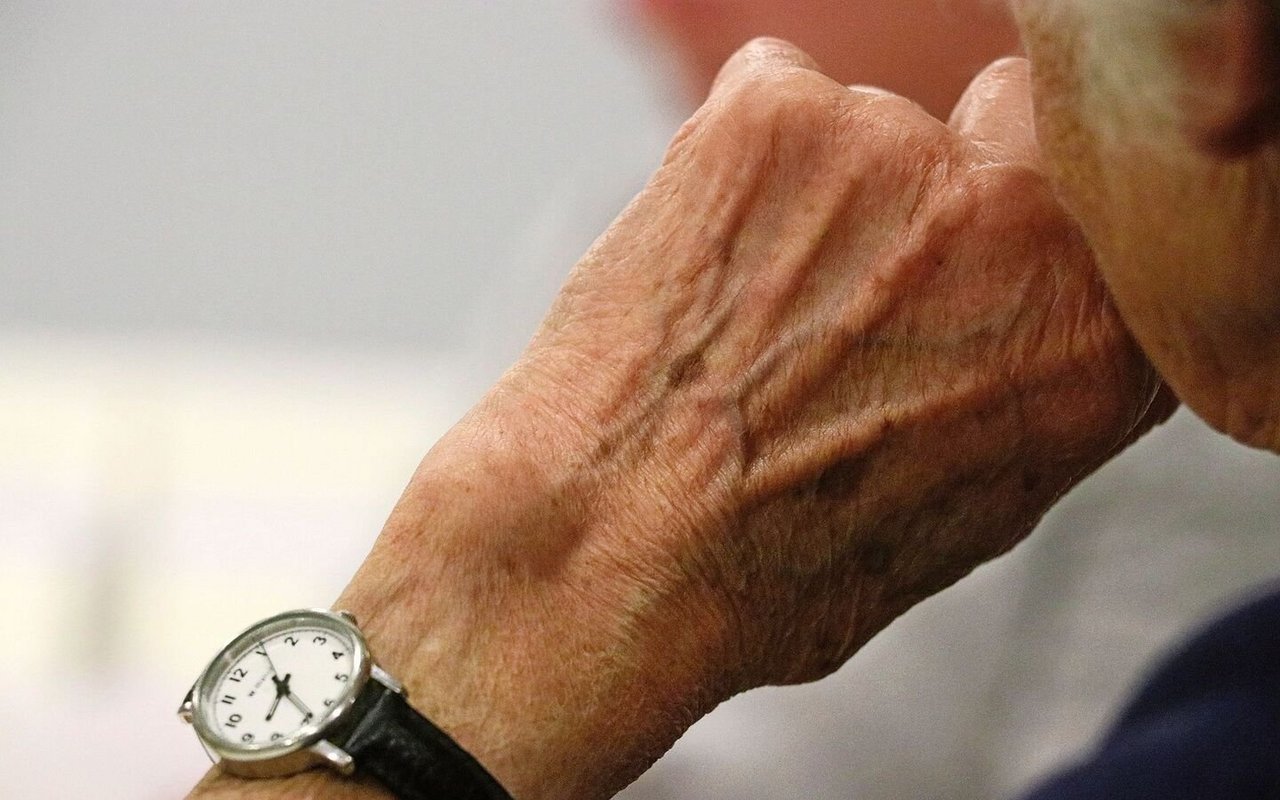 Die Zeit läuft: Wer sich jetzt schon mit der Versicherung für mitarbeitende PartnerInnen befasst, steht im Jahr 2026 deutlich weniger unter Druck.