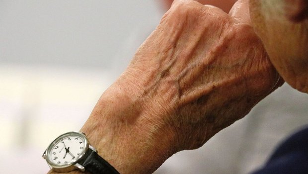 Die Zeit läuft: Wer sich jetzt schon mit der Versicherung für mitarbeitende PartnerInnen befasst, steht im Jahr 2026 deutlich weniger unter Druck.