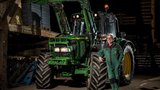 Peter Zutter schätzt seinen komfortablen John Deere 6320. (Bild: «die grüne» / Pia Neuenschwander)