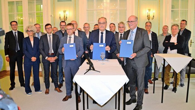 Alle Unterzeichnenden scharen sich hinter Bundesrat Guy Parmelin, um bildhaft ihre Einigkeit zu demonstrieren.