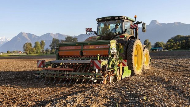 Traktor mit Sämaschine auf dem Acker