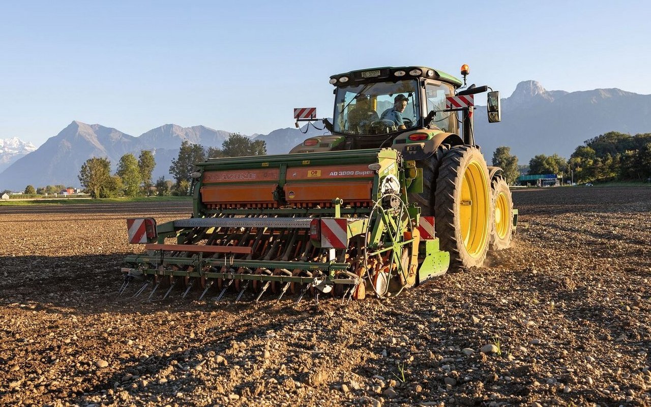 Traktor mit Sämaschine auf dem Acker