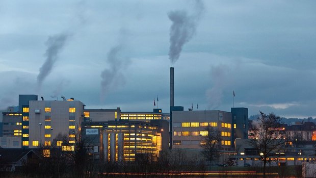Milchverarbeiter Hochdorf Dunkle Wolken über den Produktionsgebäuden des Milchverarbeiters Hochdorf in Hochdorf LU.