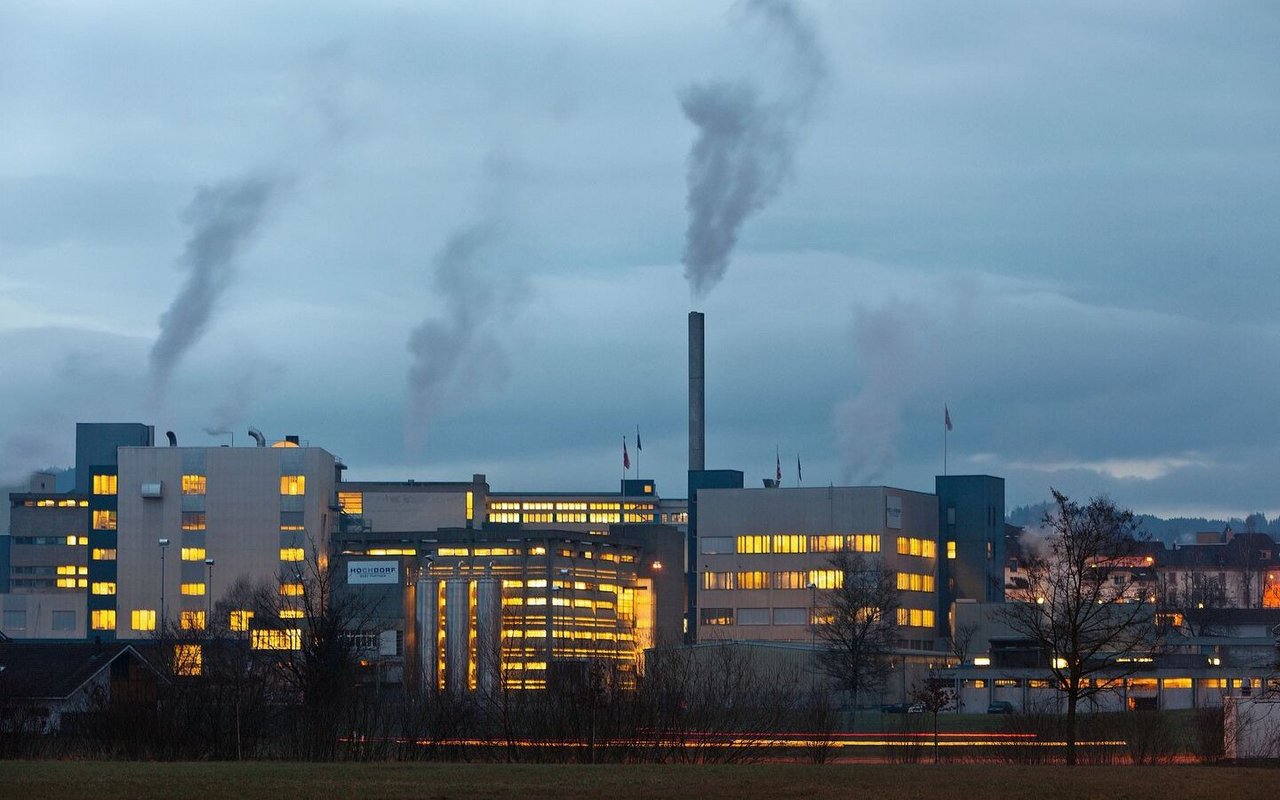 Dunkle Wolken über den Produktionsgebäuden des Milchverarbeiters Hochdorf in Hochdorf LU.