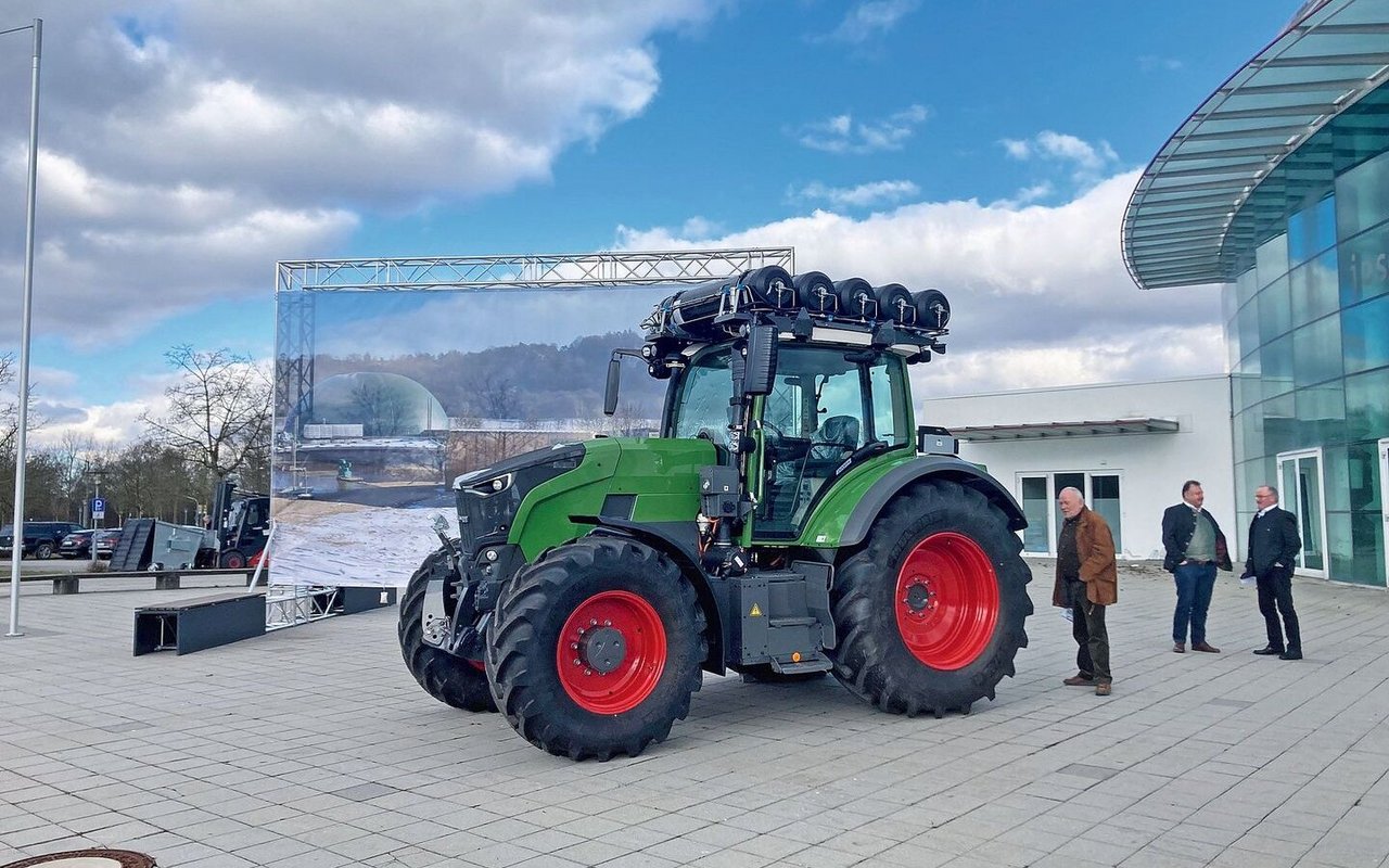 Der Wasserstoff-Traktor von Fendt speichert das Gas in Tanks auf dem Dach. Die Energieumwandlung zu Antriebsstrom erfolgtin einer Brennstoffzelle. 