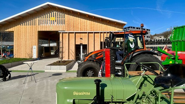 Fendt F24 und moderner Valtra-Traktor im Verkehrshaus.