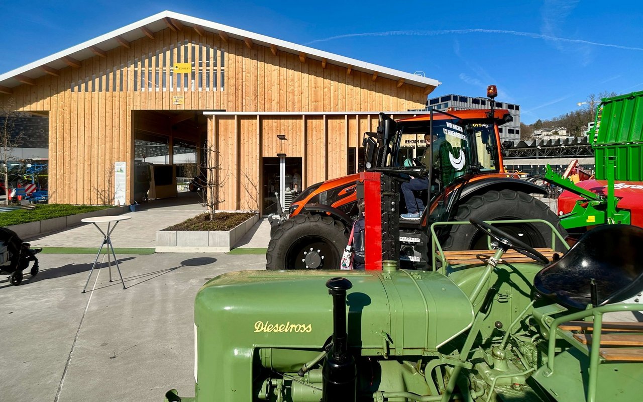 Fendt F24 und moderner Valtra-Traktor im Verkehrshaus.