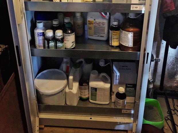 PSM-Schrank jetzt aufräumen Am besten lagern Landwirte Pflanzenschutzmittel in einem abschliessbaren Schrank, der für Unbefugte nicht zugänglich ist. Bild: Hans Ramseier