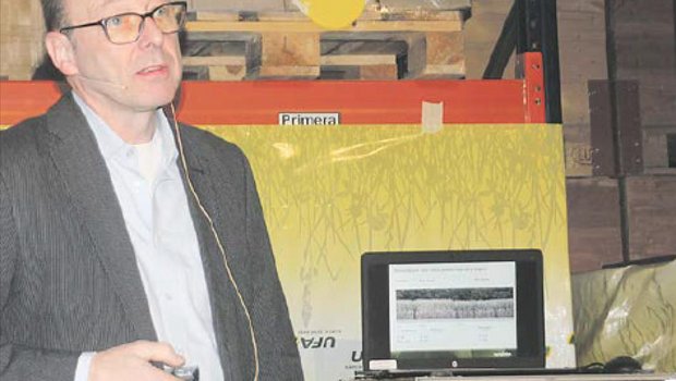 Friedbert Horstmann von Syngenta zeigte unter anderem auf, dass Maiskolben an grünen Pflanzen schneller abreifen. (Bild RoMü)