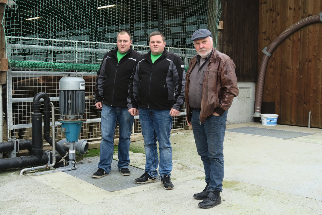 v.l.n.r.: Die Rindermäster Andreas Meier und Christoph Meier sowie der Lohnunternehmer Ruedi Strebel. Bild: Beat Schmid