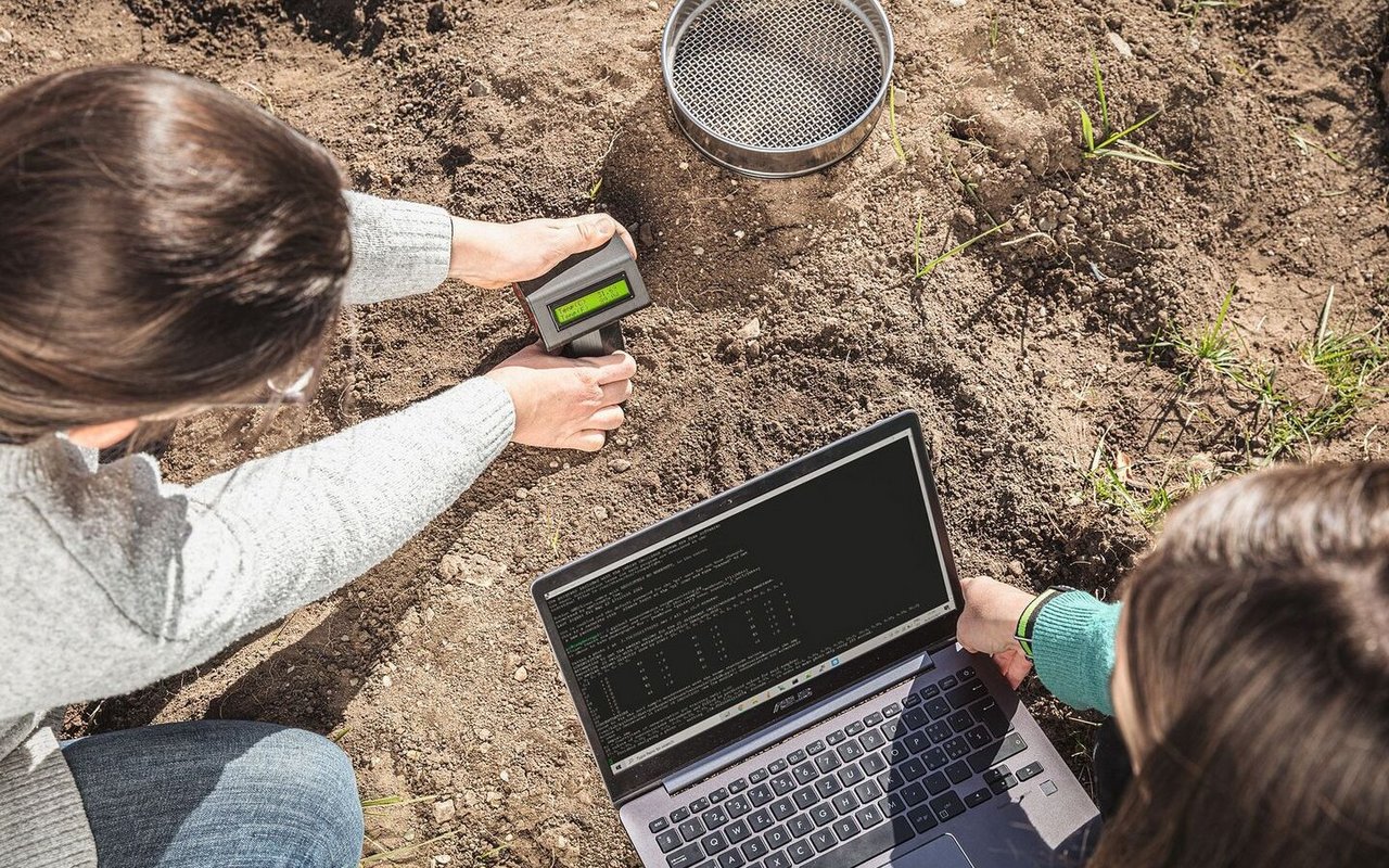 Sonia Meller und Hélène Iven testen ihren Sensor im Feld. Die Messdaten lassen sich in Zukunft auch auf das Handy übertragen.