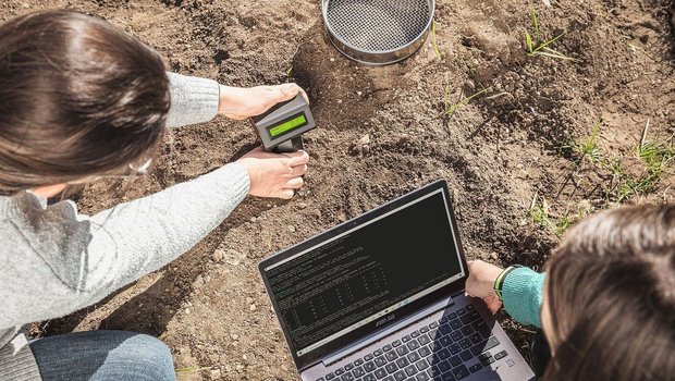 Sonia Meller und Hélène Iven testen ihren Sensor im Feld. Die Messdaten lassen sich in Zukunft auch auf das Handy übertragen.