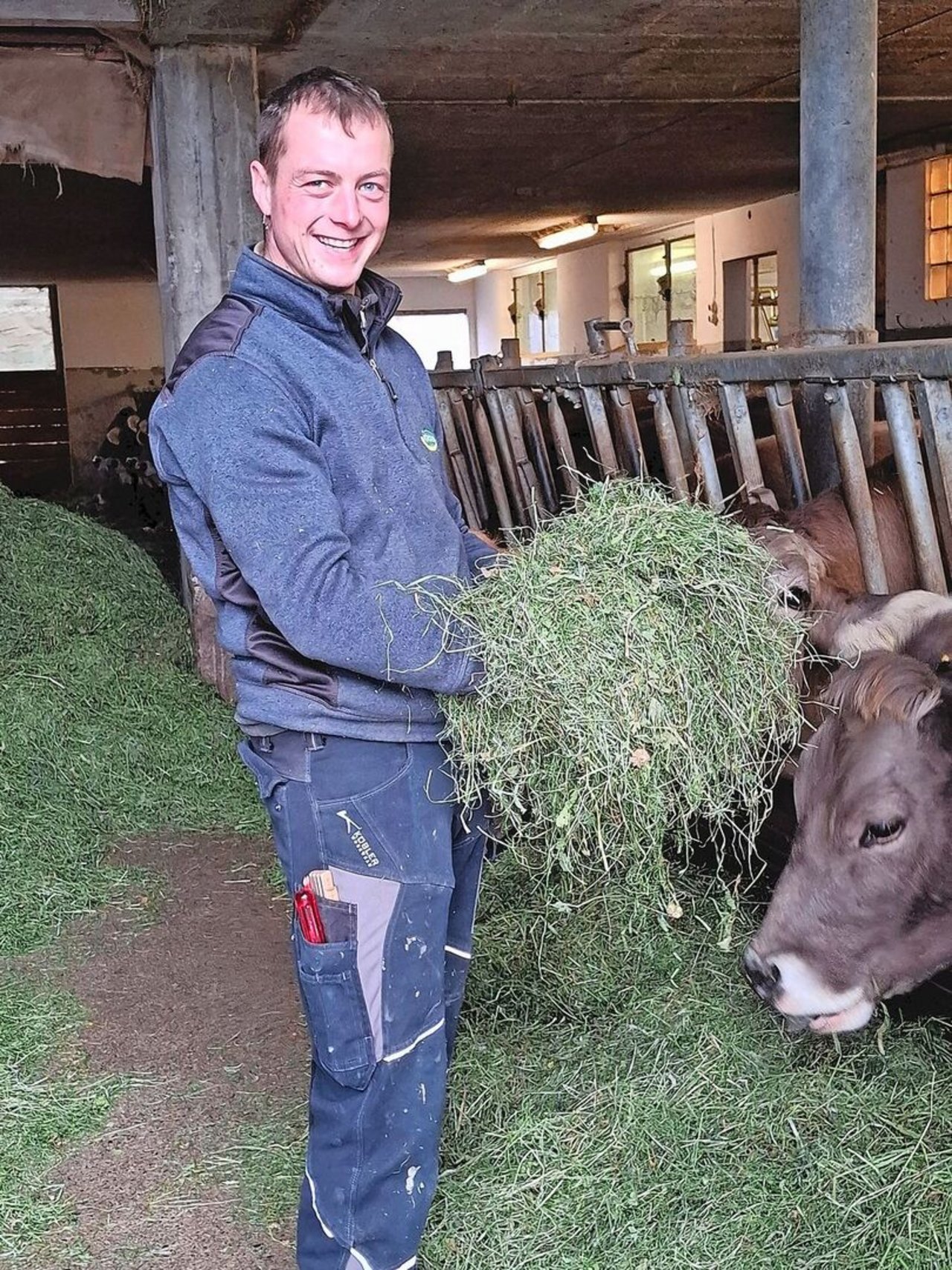 Beat Widmer verwendet Sensordaten, damit fast trockenes Heu bei der Endtrocknung nicht wieder befeuchtet wird. Dabei hat er vor allem die absolute Luftfeuchtigkeit und den Taupunkt im Auge.  