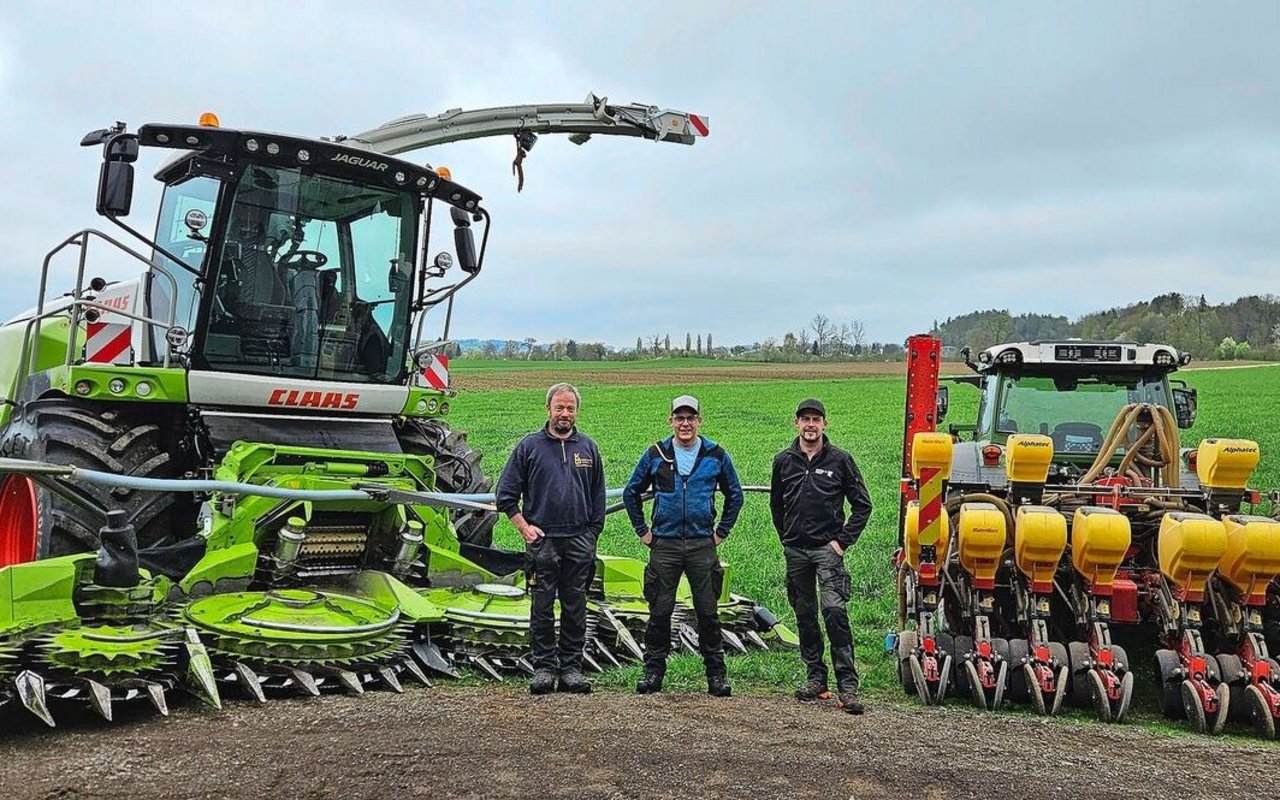 (v.l.n.r.) Die Lohnunternehmer Beat Keller, Andrin und Marco Enderli sind auf Mais spezialisiert. Von der Saat bis zur Ernte bieten sie einen Vollservice an.