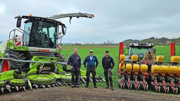 (v.l.n.r.) Die Lohnunternehmer Beat Keller, Andrin und Marco Enderli sind auf Mais spezialisiert. Von der Saat bis zur Ernte bieten sie einen Vollservice an.