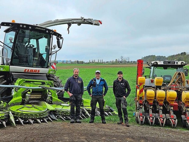 (v.l.n.r.) Die Lohnunternehmer Beat Keller, Andrin und Marco Enderli sind auf Mais spezialisiert. Von der Saat bis zur Ernte bieten sie einen Vollservice an.