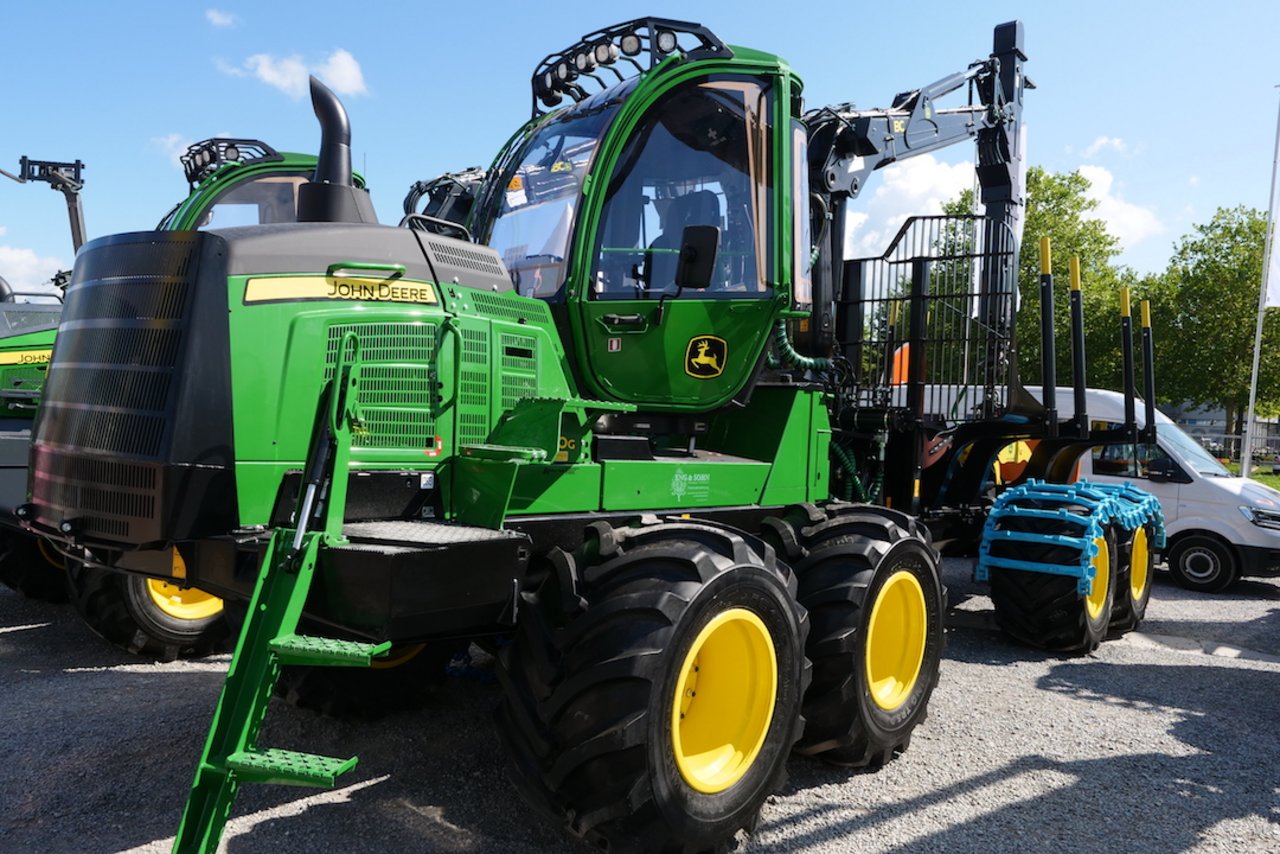 Der John Deere-Rückezug hat eine selbstnivellierende Kabine. Bild: Beat Schmid