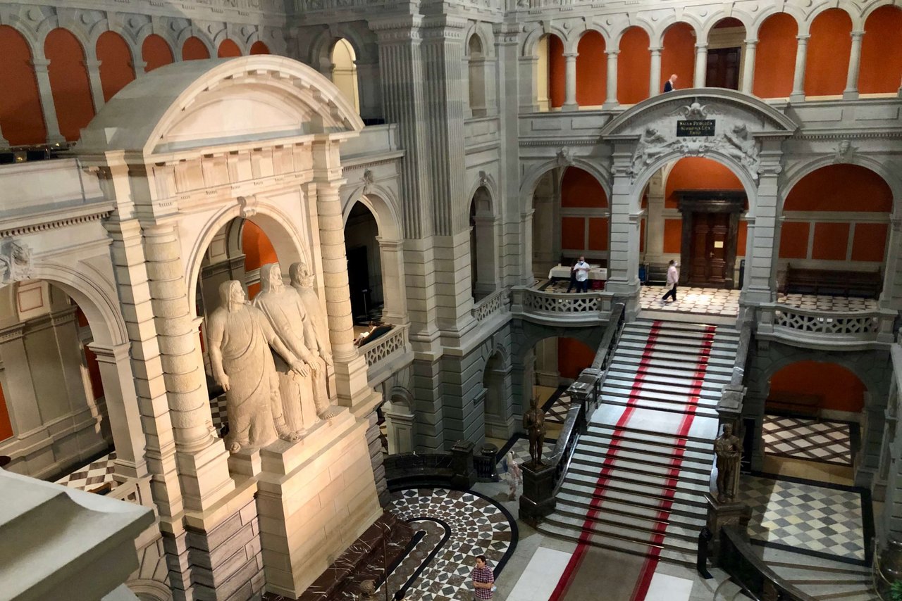 Haupttreppe im Bundeshaus mit den «Drei Eidgenossen». (Bild: «die grüne» / Jürg Vollmer)