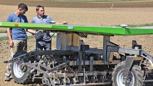 Daniel Vetterli, FiBL (links) und Marius Frei, Lenzberg precision farming testen den autonomen Farmdroid Roboter auf dem Feld. Bild: Hansueli Dierauer, FiBL