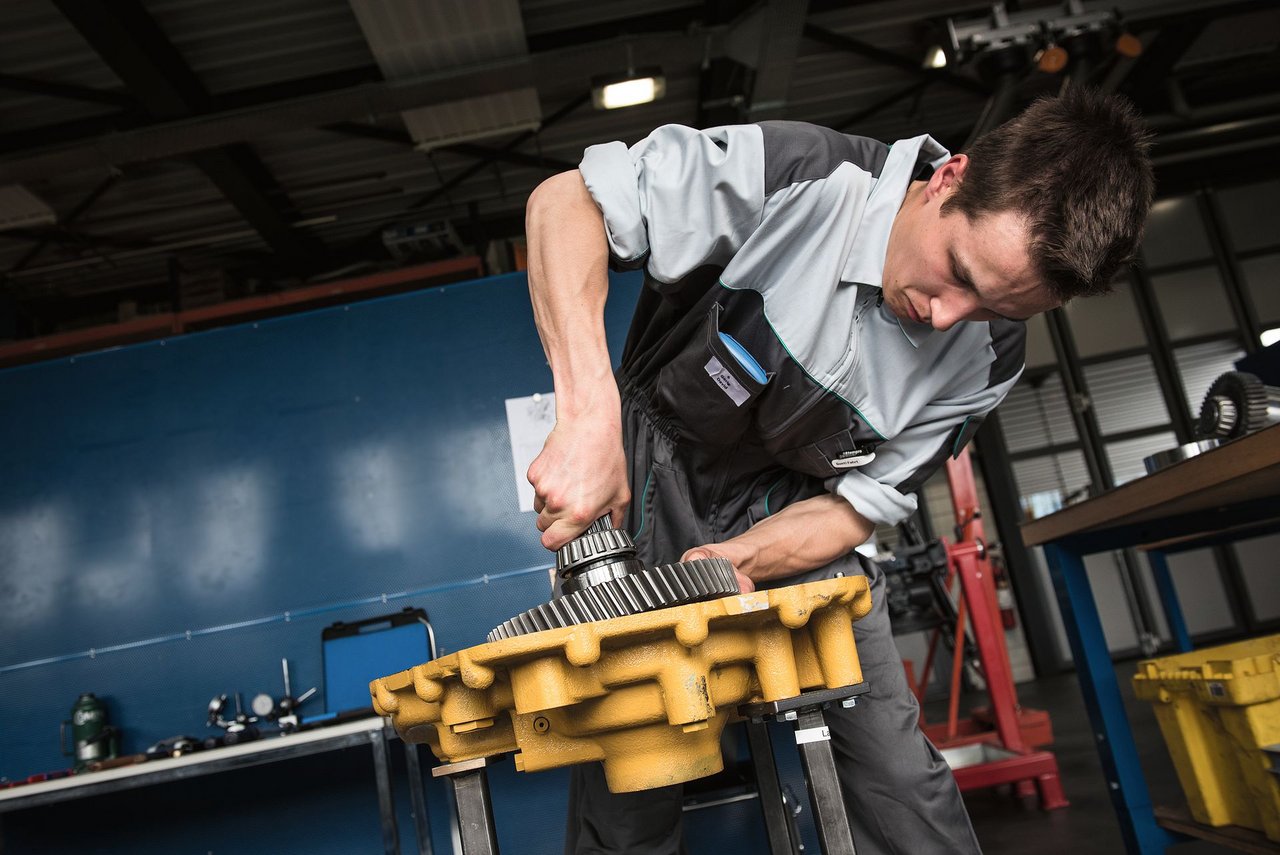 Landmaschinenmechaniker sind gut ausgebildet und mit ihren Fähigkeiten in anderen Branchen sehr gefragt. Dies hat dazu geführt, dass bei Landtechnik-Werkstätten Fachkräfte fehlen. Bild: AM Suisse