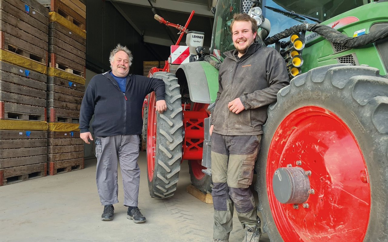 Dank dem hydraulischen Doppelradsystem können Stefan Leiser (links) und sein Sohn Marc das Feld schonend befahren und dennoch das Strassenverkehrsgesetz einhalten. Bild: Beat Schmid