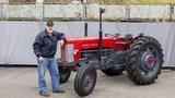 Ernst Reich mit seinem Massey Ferguson 65. (Bild: «die grüne» / Gian Vaitl)