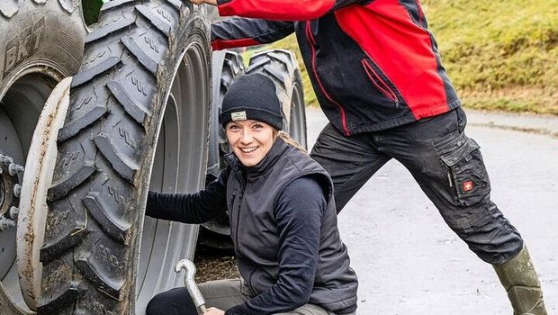 Liliane Bader möchte alle Arbeiten auf dem Hof durchführen können. Ihre Eltern stehen ihr dabei mit Rat und Tat zur Seite. 