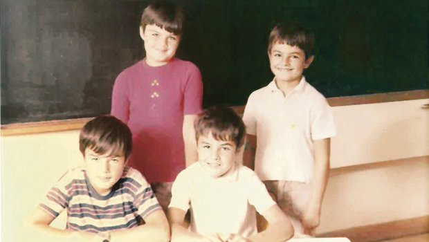 In den 70er-Jahren waren meine Geschwister und ich (hinten rechts) schon modischer gekleidet.