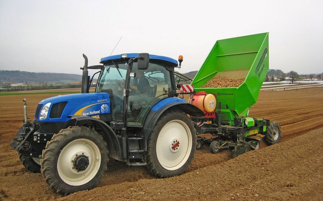 Meisterlandwirt Daniel Niklaus aus Müntschemier BE separiert den Boden vor der Pflanzung seiner Saatkartoffeln auf den meisten Flächen. 