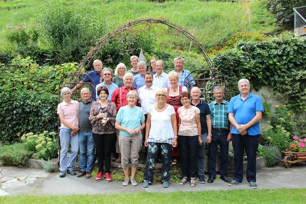 Leserreisegruppe trifft brasilianische Reiseleiterin in Erstfeld Letzte Woche folgte das Nachspiel, die Kulisse mit Brasilien nicht zu vergleichen: Die Gruppe traf sich auf dem Bielenhof von Reiseteilnehmer Alois Zgraggen und seiner Frau Silvia. (Bild Sebastian Hagenbuch)