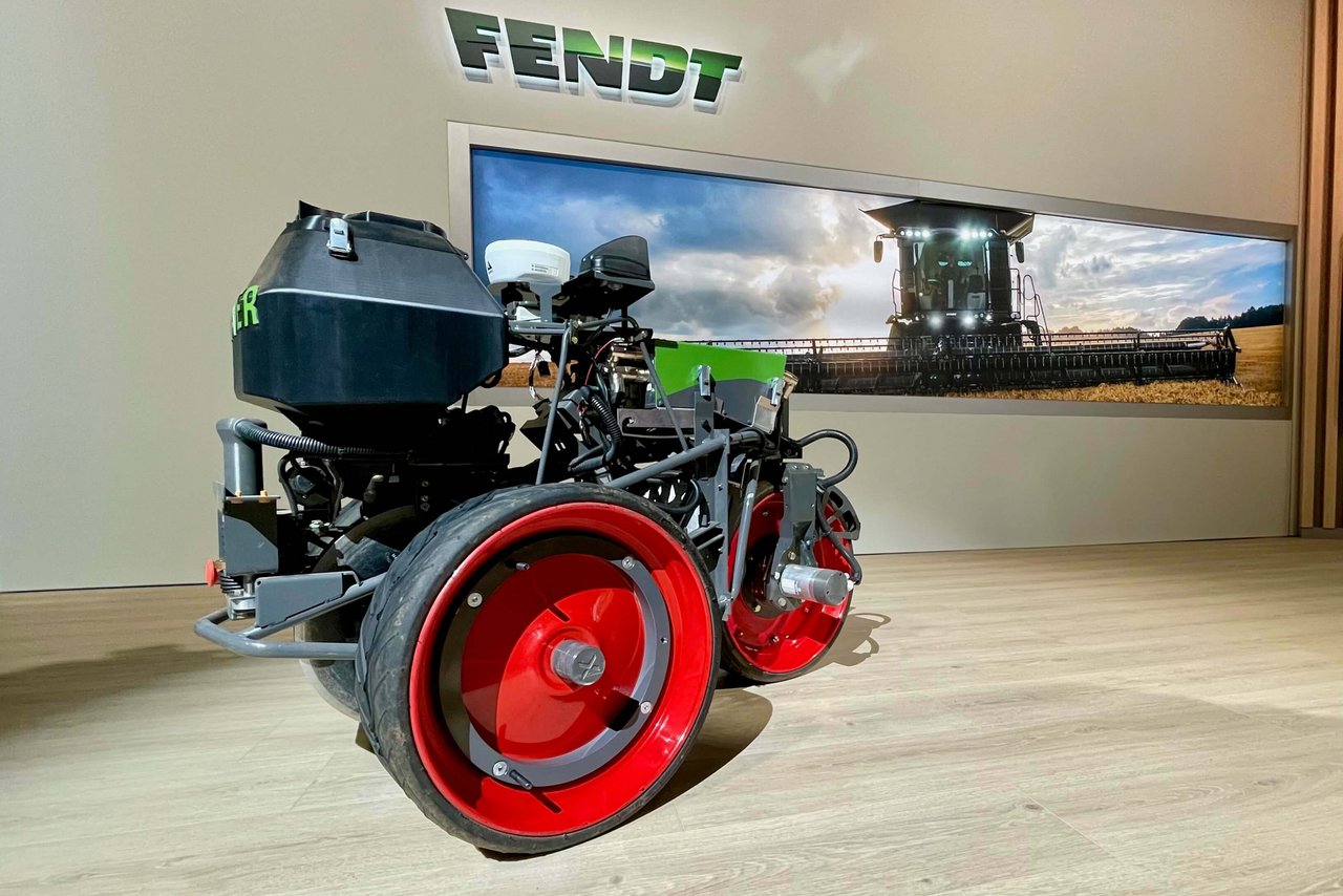 Davon können Landwirte heute erst träumen: Der Fendt Xaver ist ein Feldroboter der in flexibel skalierbaren Schwarm-Flotten für die Aussaat eingesetzt werden kann. (Bild: Jürg Vollmer / «die grüne»)