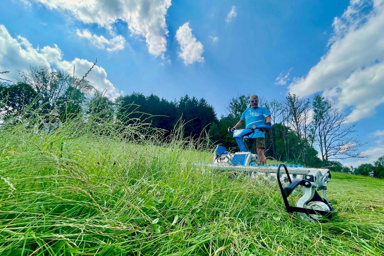 Die neue Generation Brielmaier-Motormäher in Action – hier im schwäbischen Deggenhausertal. (Bild: Jürg Vollmer / «die grüne»)