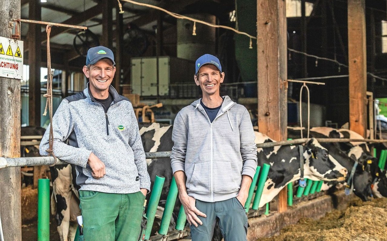 Die Brüder Rolf (links) und Toni (rechts) Kaufmann setzen seit dem Jahr 2013 einen Melkroboter auf ihrem Betrieb ein. 