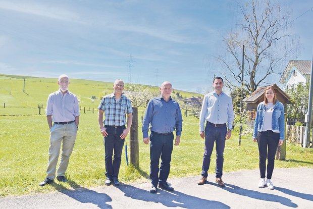 Ein Paradies für die Schwalben Hans Ramseier, Andreas Bracher, Andreas Aebi, Martin Rufer und Isabella Stalder (v. l. n. r.), führten durch die Veranstaltung. (Bilder Barbara Heiniger)
