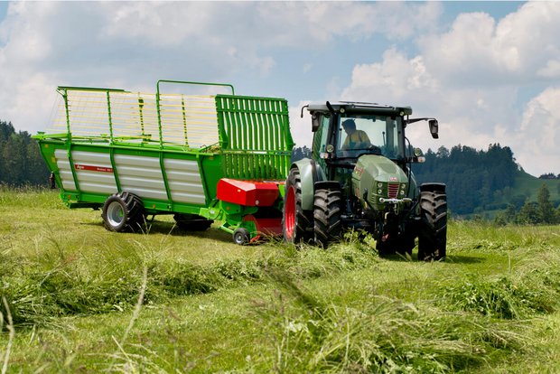 Hürlimann Traktor XB 110 MY19 mit Ladewagen. Bild: zVg 