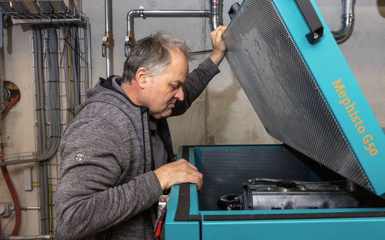 Er läuft. Der Gasmotor der Biogasanlage von Gregor Blattmann ist ein umgebauter Traktorenmotor und treibt einen Generator an.