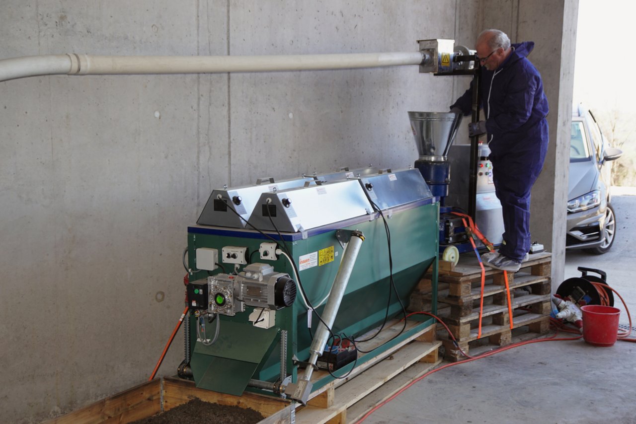 Die Pelletier- und Trocknungsmaschine-Pilotanlage bei Ruedi Huber in Engenhütten AI: Förderrohr, Pelletiergerät und Trocknungsmaschine. Bild: Michael Götz