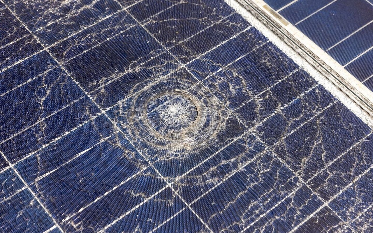 Tennisballgrosse Hagelkörner zerstörten die Solarmodule.