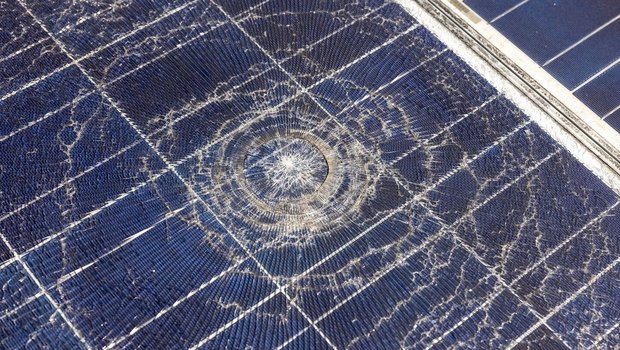 Tennisballgrosse Hag Tennisballgrosse Hagelkörner zerstörten die Solarmodule.