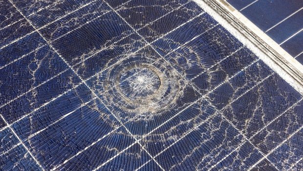 Tennisballgrosse Hagelkörner zerstörten die Solarmodule.