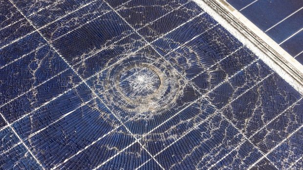 Tennisballgrosse Hagelkörner zerstörten die Solarmodule.