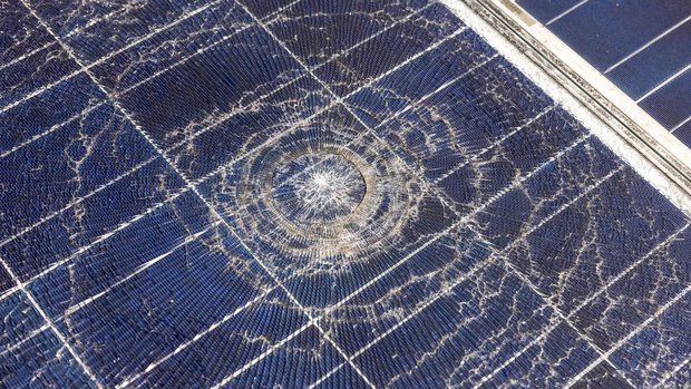 Tennisballgrosse Hag Tennisballgrosse Hagelkörner zerstörten die Solarmodule.