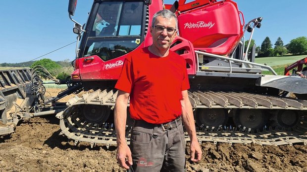Werner Wipf arbeitet Werner Wipf arbeitet seit fünf Jahren mit dem Pistenbully.