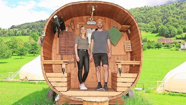 Carmen und Pirmin Gisler schätzen es, auf ihrem Hof ihre Kreativität auszuleben und eigene Ideen umzusetzen. Ihre Unterkunftsangebote wie die Campingfässer sind fast immer besetzt.