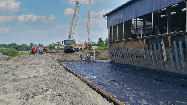 Die erste Schicht Beton wird via Pumpe und einem langen Arm in der Grube verteilt. (Bild Sandra Honegger)