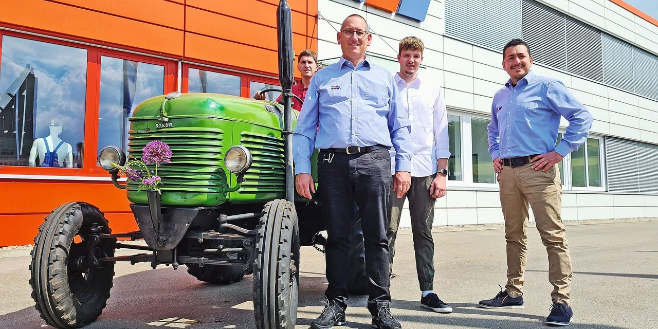 Josias Meier, Daniel Arnold, Patrick Fuchs und Marco Furfaro (v.l.) weiten das Winkler-Ersatzteilprogramm für LKW auf Agrarmaschinen aus. Bild: die grüne/Beat Schmid